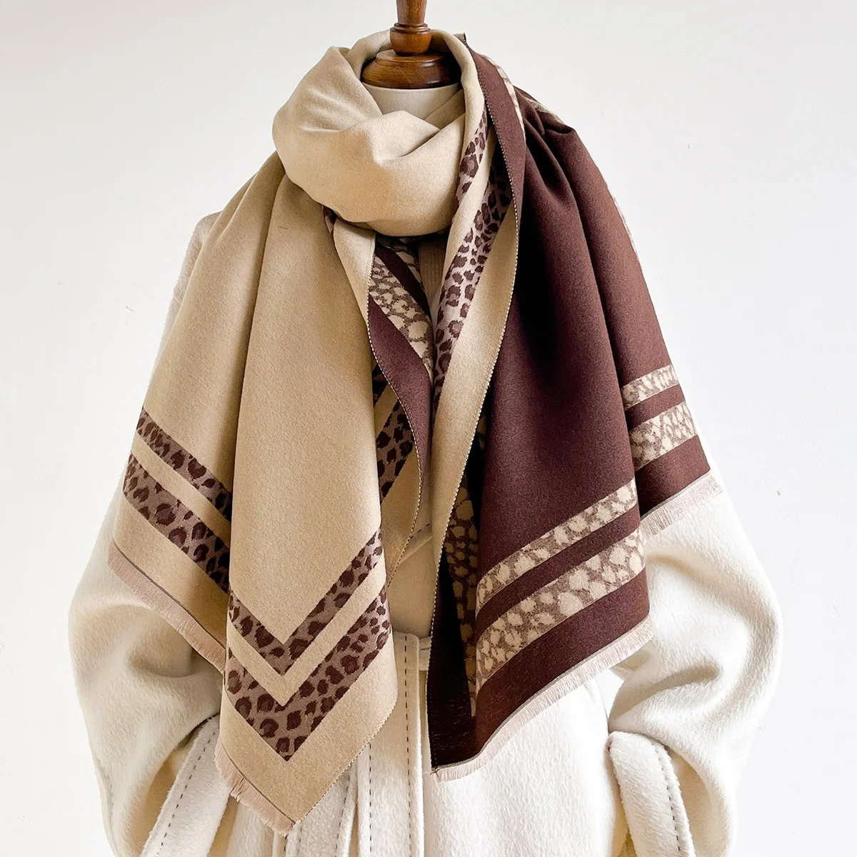 Cashmere Scarf - 冬用、リバーシブル、暖かい、大判ショール、無地、厚手のパシュミナスカーフ、柔らかいカシミヤ調素材、タッセル付き、ブランケットとしても使える、心地よい贈り物。