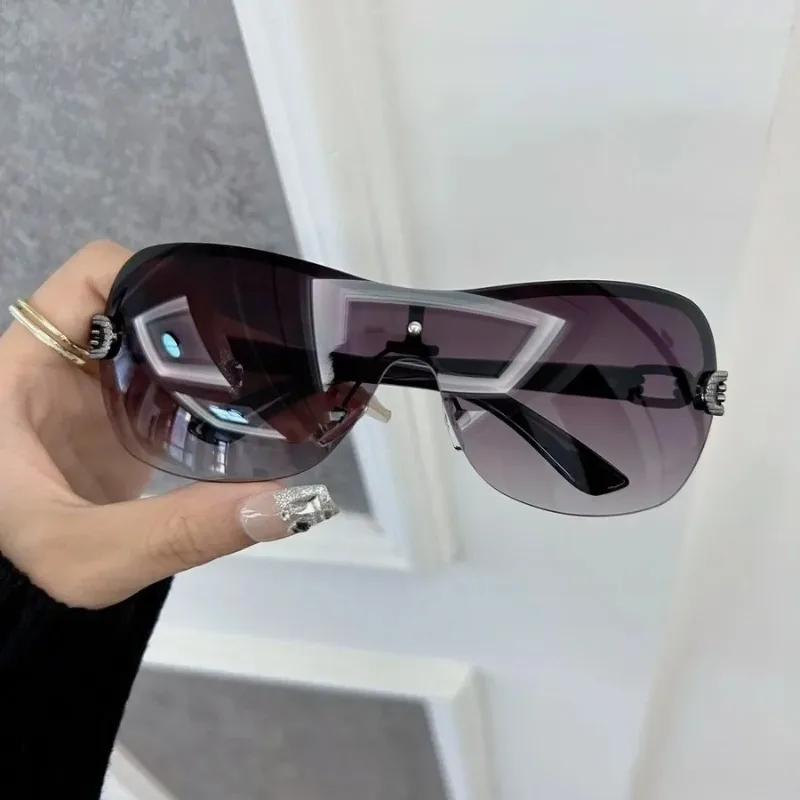 Designer Sunglasses - カジュアルなスクエア型サングラス。レディース、メンズ。グラデーションレンズ。女性用、男性用。デザイナーブランド。可愛らしいデザイン。旅行やアウトドアに最適。