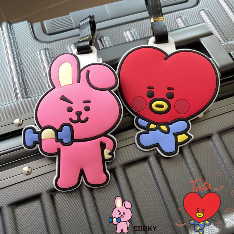 Travel Luggage Set - BT21の可愛いキャラクターが描かれたキーチェーン。男女兼用で、機内持ち込み用や預け入れ用の手荷物タグとして使用可能。紛失防止にも役立ち、アニメグッズとしても最適なギフトです。