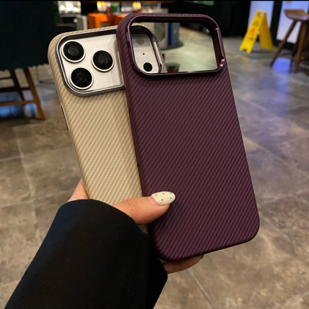 Premium Cigar Case - iPhone 18 Pro Max、17 Pro対応、Magsafe対応、合金製レンズ保護カバー付き、高級感のあるカーボンファイバー調PC+TPU製スマートフォンケース