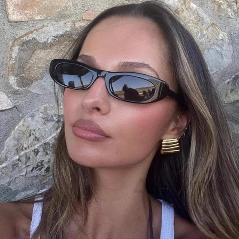Designer Sunglasses - 小ぶりなフレームのオーバル型サングラス。レディース、ブランド、デザイナーズ、ヴィンテージ、ミラーレンズ、女性向け、個性的なファッションアイテム、サングラス。