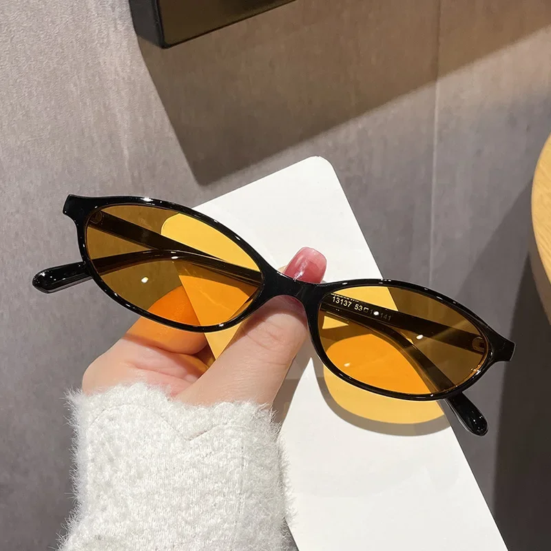新作レトロ調の小さめオーバル型サングラス。Y2Kトレンドを取 - Designer Sunglasses のレビューと価格