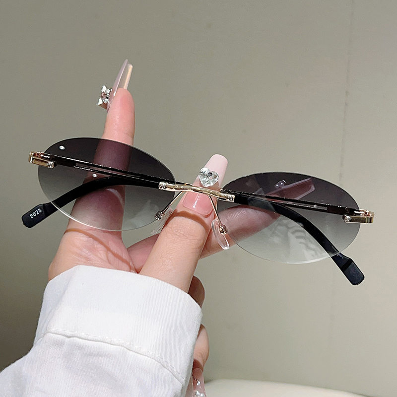 フレームレスのオーバル型サングラス。女性向け、グラデーション - Designer Sunglasses のレビューと価格