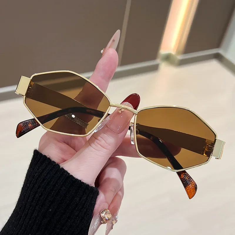 ファッション性の高い多角形デザインのレディースサングラス。ヴ - Designer Sunglasses のレビューと価格