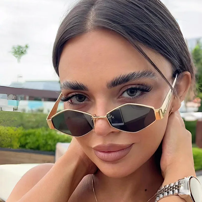 ファッション性の高い多角形デザインのレディースサングラス。ヴ - Designer Sunglasses のレビューと価格
