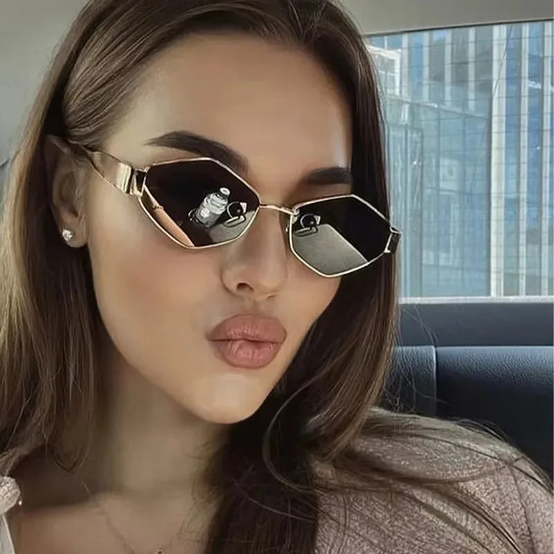 ファッション性の高い多角形デザインのレディースサングラス。ヴ - Designer Sunglasses のレビューと価格