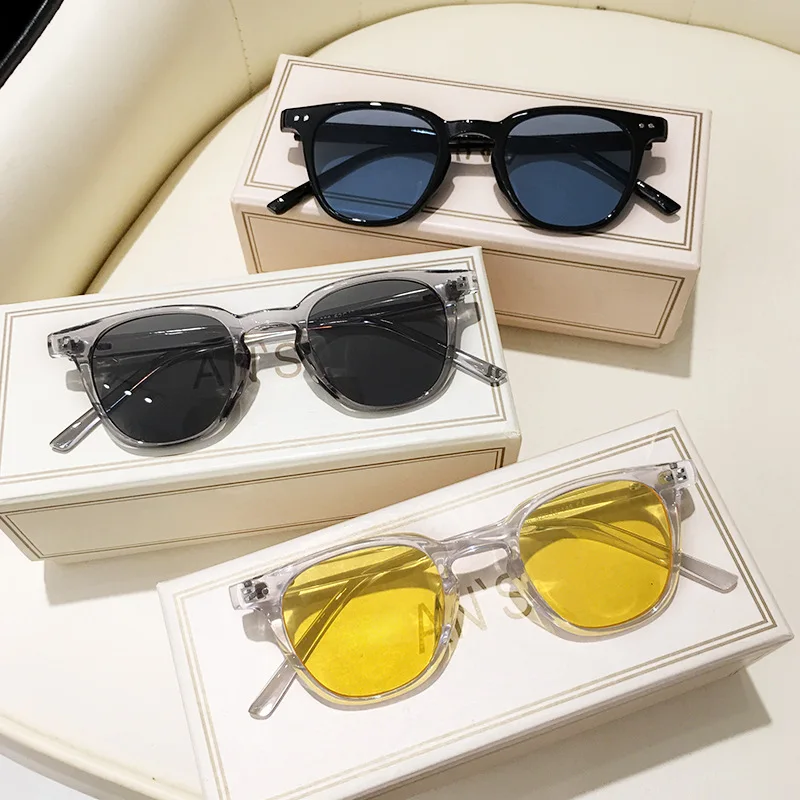 ヴィンテージ風のスクエア型グレーサングラス。レディース、メン - Designer Sunglasses のレビューと価格