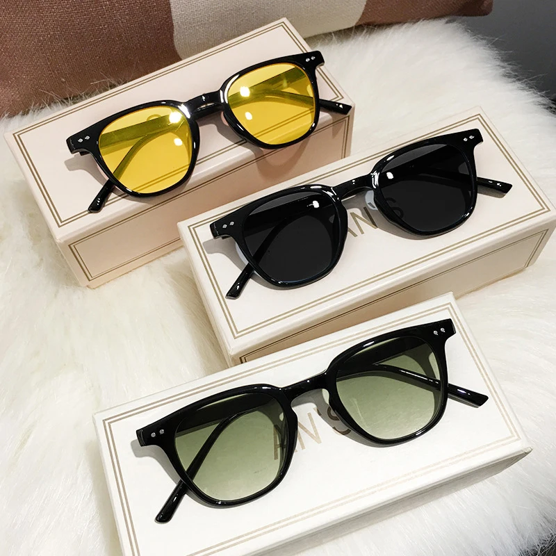 ヴィンテージ風のスクエア型グレーサングラス。レディース、メン - Designer Sunglasses のレビューと価格
