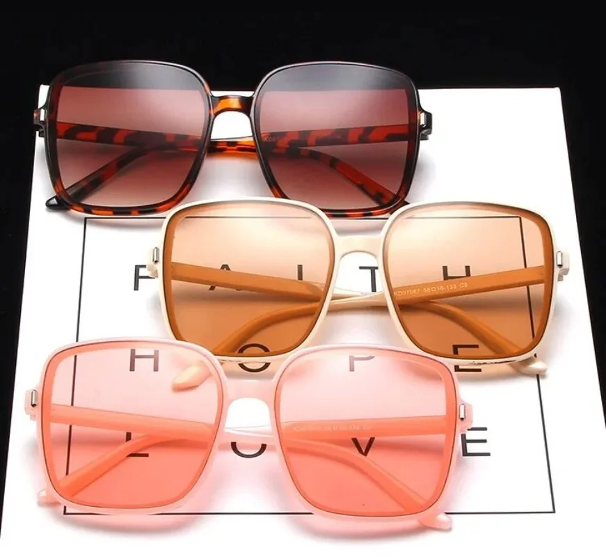 ヴィンテージ風、大きめのスクエア型サングラス。女性向け、グラ - Designer Sunglasses のレビューと価格