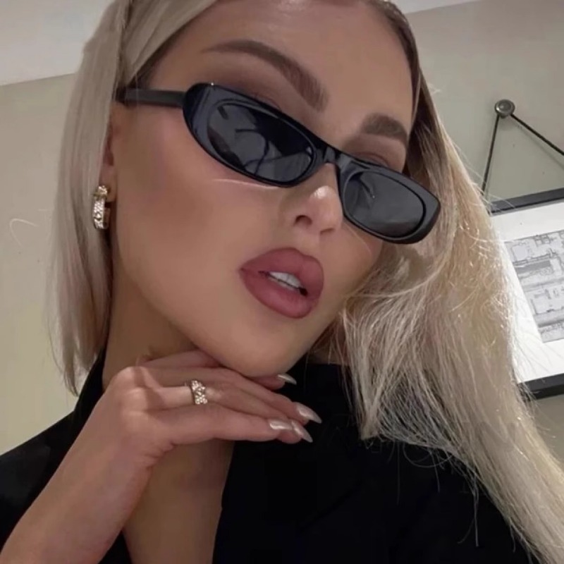 小ぶりなフレームのオーバル型サングラス。レディース、ブランド - Designer Sunglasses のレビューと価格